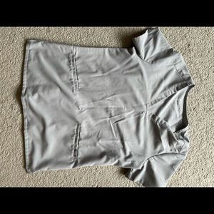 Figs 3 pocket scrub top cement color SMALL